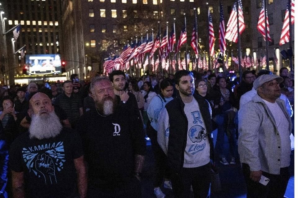 Simpatizantes de Harris atienden en el Rockefeller Center el conteo de los votos