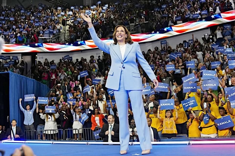 Kamala es una declarada fanática del llamado 'power suit' o traje sastre potente, es decir, saco con pantalones de estilo masculino y común entre las mujeres que ocupan un cargo público.