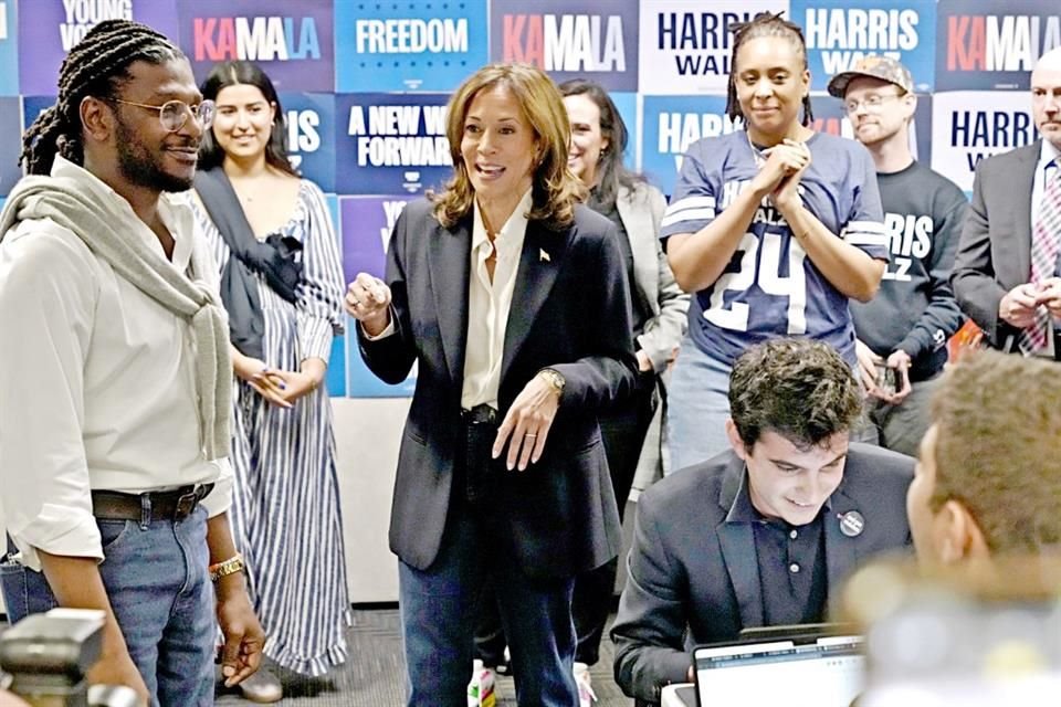 La candidata demócrata lució ayer saco negro, blusa blanca y jeans.