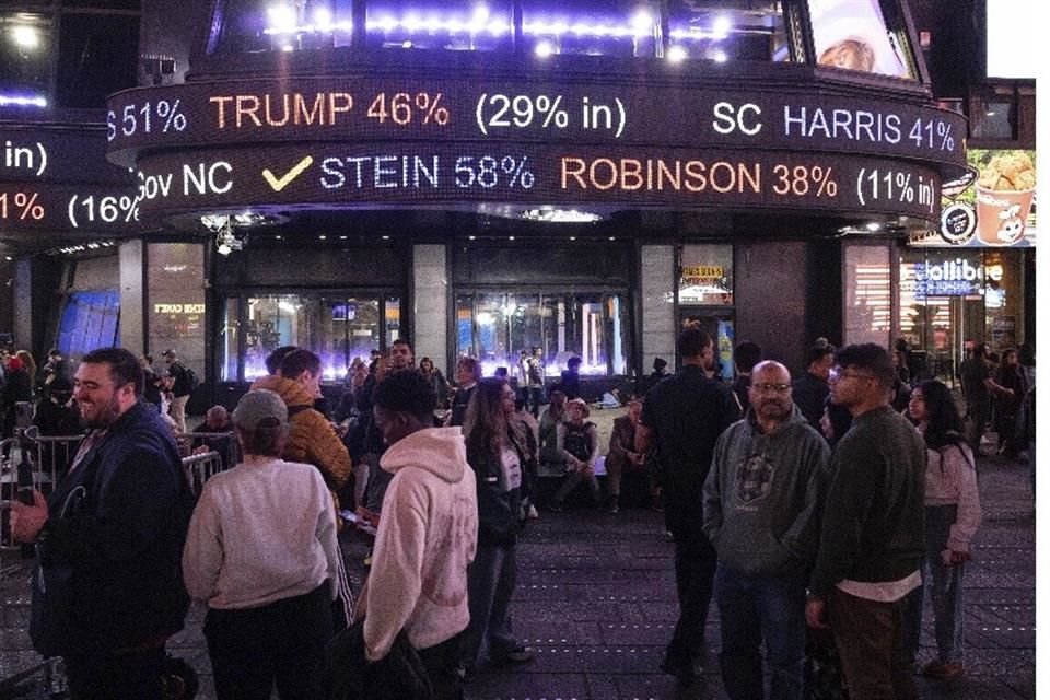 Pantallas led de Times Square emiten las cifras del conteo electoral