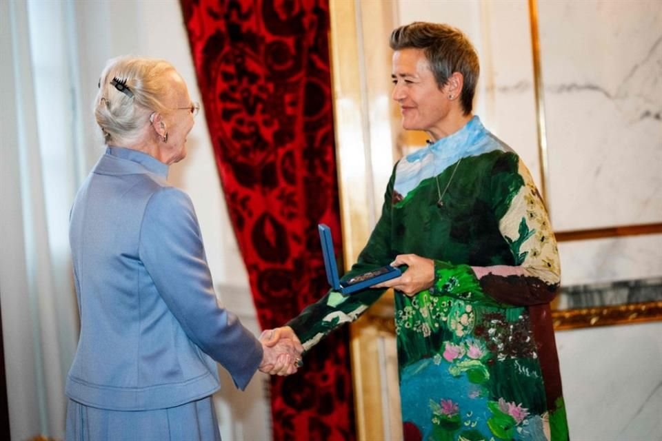 Con su característico porte, estrechó la mano de los delegados y entregó el premio a la política danesa Margrethe Vestager.