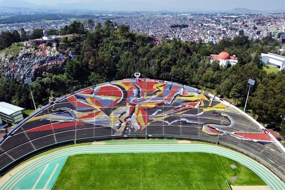 Tras la jornada de intervención, este lunes, así luce ahora el mural 'Aratmósfera', de Leopoldo Flores en el estadio de la UAEM.