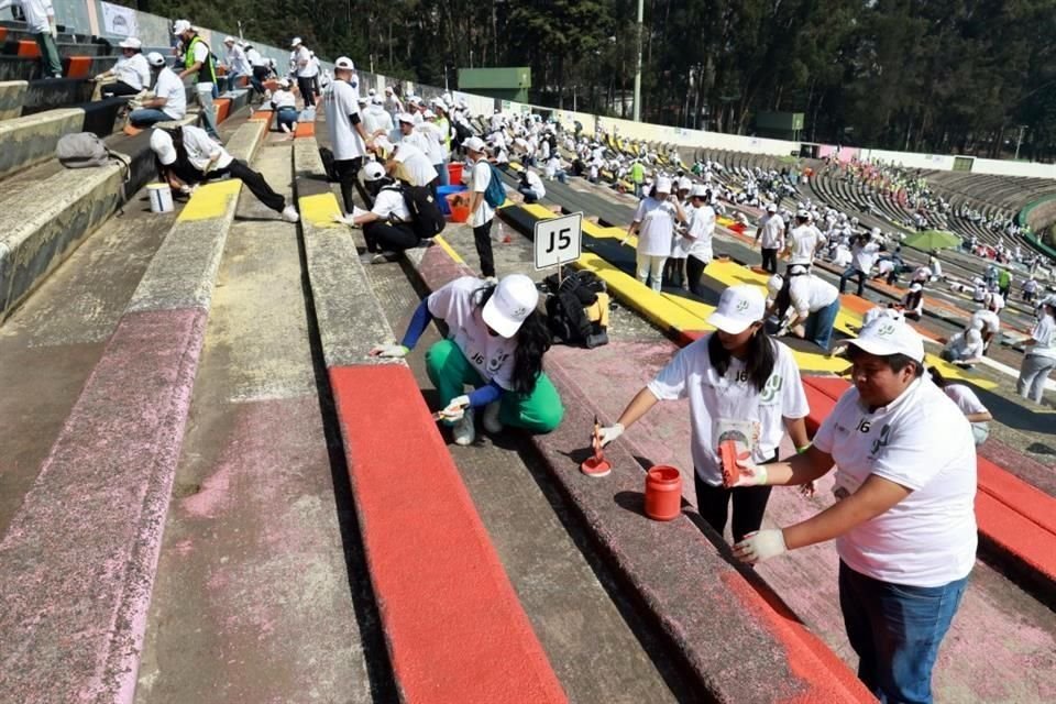 Estudiantes, docentes, personal administrativo de la UAEM y voluntarios tomaron las brochas para devolver los colores a la obra diseñada por el muralista.