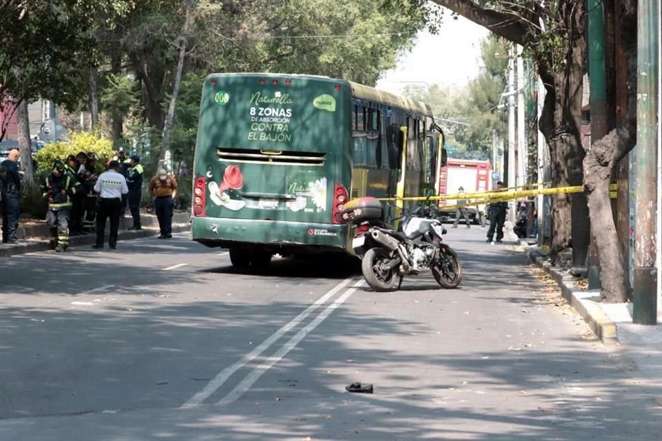 Paramédicos de Protección Civil acudieron al sitio, pero no pudieron salvarla.