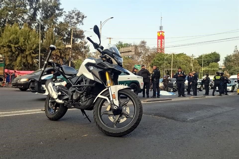 El motociclista falleció en el lugar, mientras que el peatón fue trasladado al Hospital Rubén Leñero.