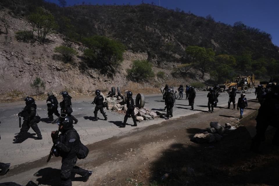 La policía despeja una carretera bloqueada por partidarios del expresidente Evo Morales, en Parotani, Bolivia, el 1 de noviembre de 2024.