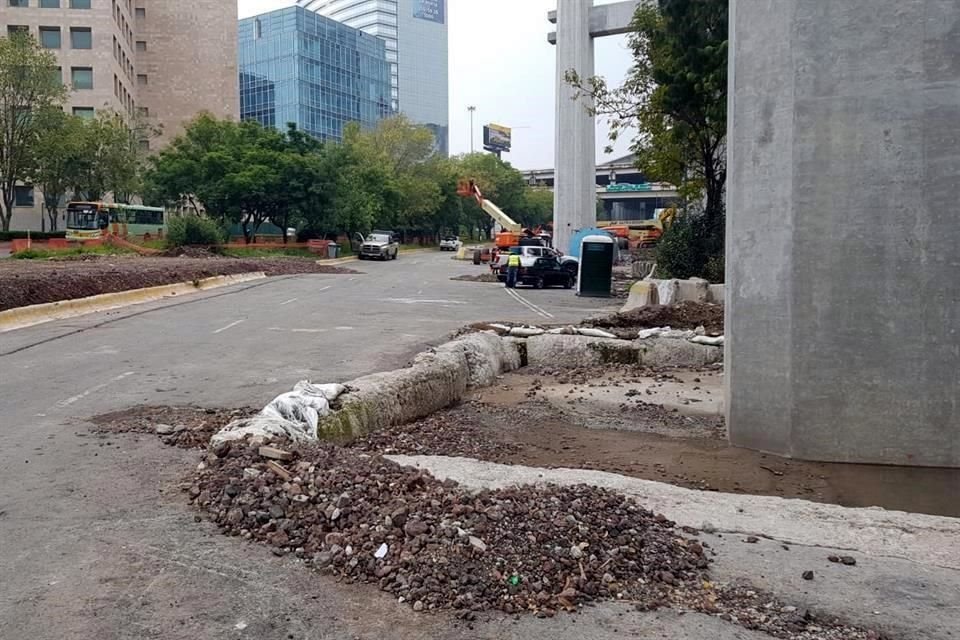 ENTRE GRAVA. En vialidades es posible ver material que ha sido utilizado por trabajadores para las obras del Tren Interurbano.