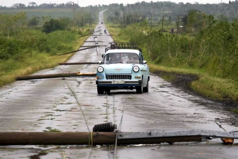 Mientras el huracán 'Rafael' se alejaba de Cuba, las autoridades se esforzaban por devolver la electricidad a 10 millones de personas.