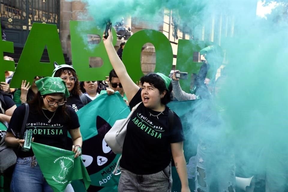 La protesta se da luego que se anunció que legisladoras y legisladores descartaron hoy discutir el dictamen.