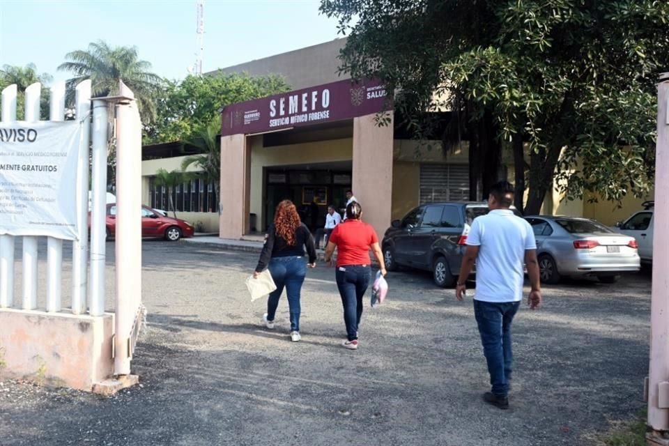 Habitantes de Chautipa esperan información de las autoridades y autorización para ingresar al Servicio Médico Forense.