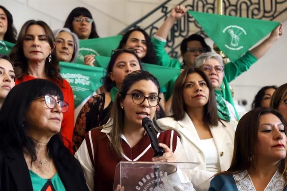 La diputada Xóchitl Bravo informó que realizarán foros y pláticas con médicos, mujeres, estudiantes, activistas, poblaciones diversas y con especialistas sobre el tema.