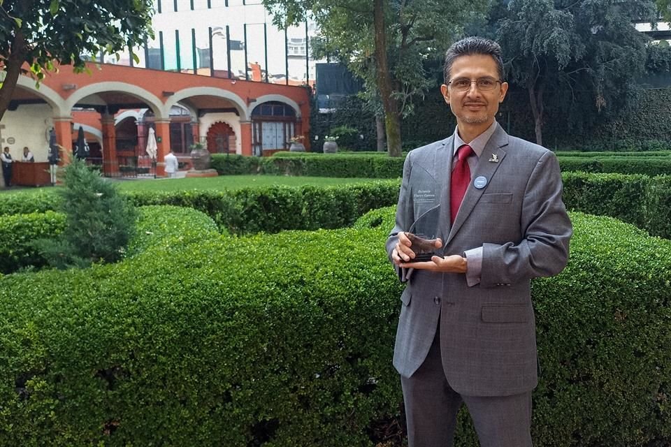 Octavio Flores Correa obtuvo el galardón en la categoría emprendimiento, innovación y responsabilidad social.