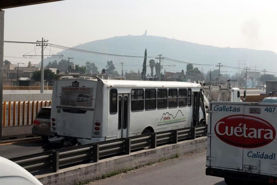 Al disminuir la velocidad para bajar pasaje, ocurrió el impacto.