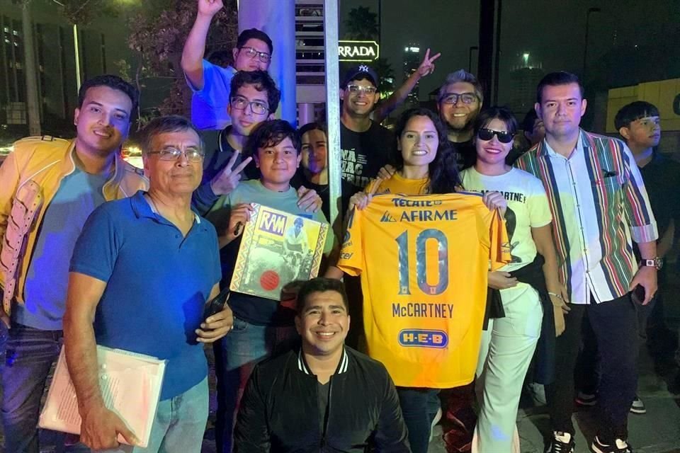 El grupo de fanáticos de Paul McCartney arribó a la zona Valle Oriente para intentar ver a su ídolo previo al concierto que presentará mañana en Monterrey.