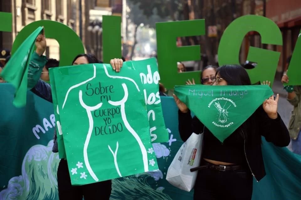 'Lo que pone en riesgo la salud de la mujer es no tener acceso a servicios de calidad, a tener servicios profesionales para hacer los procedimientos', señaló la titular de Sedesa, Nadine Gasman.