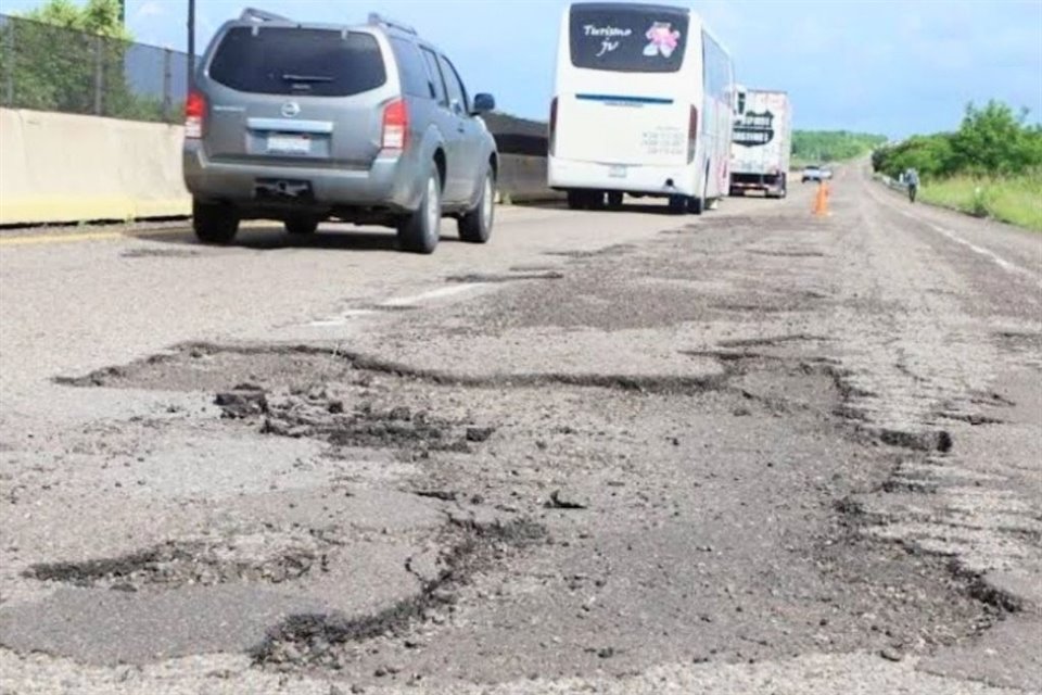 La SICT dijo que traslado de materiales para el Tren Maya causó daños en 17 carreteras federales y 181 vías rurales, lo que costará 5 mmdp.