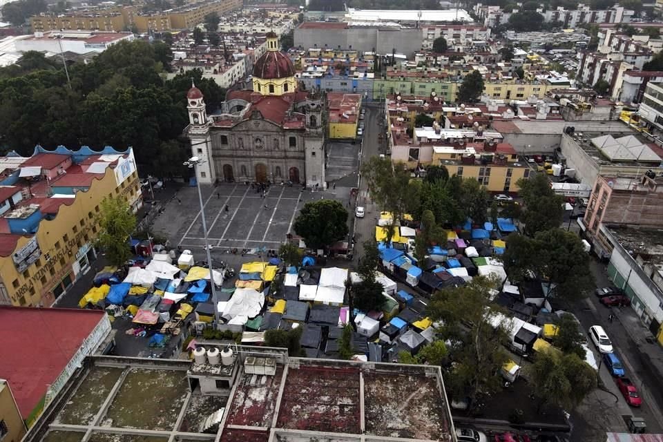 Migrantes han tomado, en ocasiones, plazas para pernoctar mientras esperan a que finalicen sus trámites para solicitar asilo.