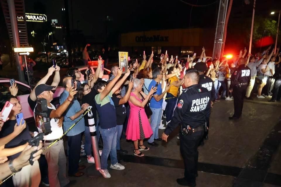 Los admiradores esperaron en la entrada del hotel para ver a Paul McCartney.