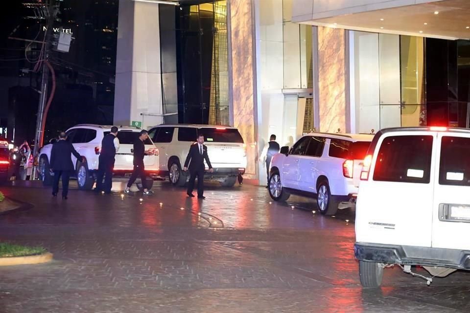 La llegada de un convoy de camionetas emocionó a los fans que hacían guardia.