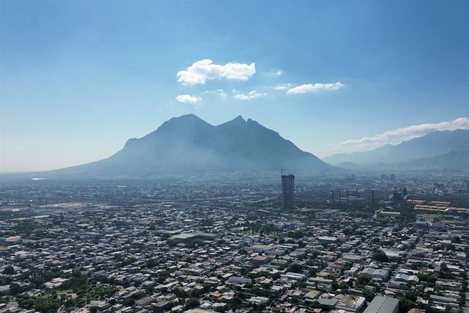 Monterrey será objeto de un estudio para determinar las fuentes de contaminación atmosférica que afectan a la región, anunció Sheinbaum.