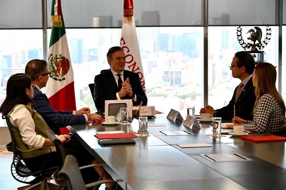 Directivos de Toyota México se reunieron con el Secretario de Economía Marcelo Ebrard.