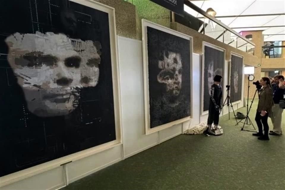 El retrato de Turing estuvo en exhibición previo a la subasta en la casa Sotheby's Digital Art Sale de Londres junto a su autora, Ai-Da robot.