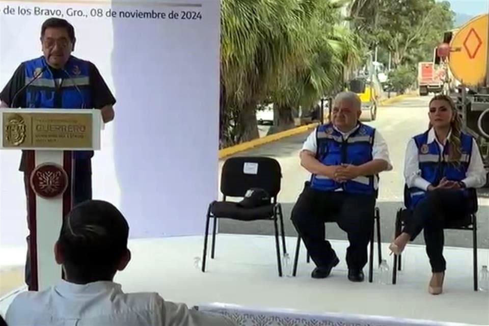 El senador defendió a su hija ante las críticas por cantar en un evento en medio de la ola de violencia en el Estado de Guerrero.