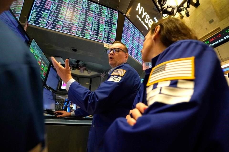 Este viernes, el S&P 500 y el Dow Jones registraron su mayor alza porcentual semanal desde principios de noviembre de 2023, y el Nasdaq logró su mejor desempeño semanal en dos meses. 