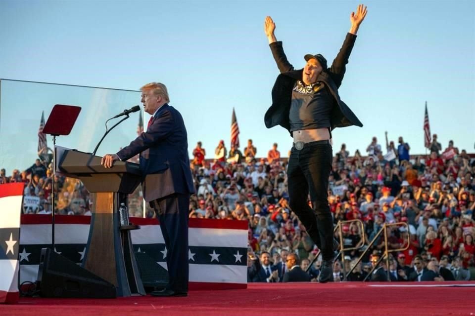 El CEO de Tesla, Elon Musk, brinca en el escenario en un evento de campaña del ex Presidente y candidato republicano Donald Trump, en Butler, Pensilvania.