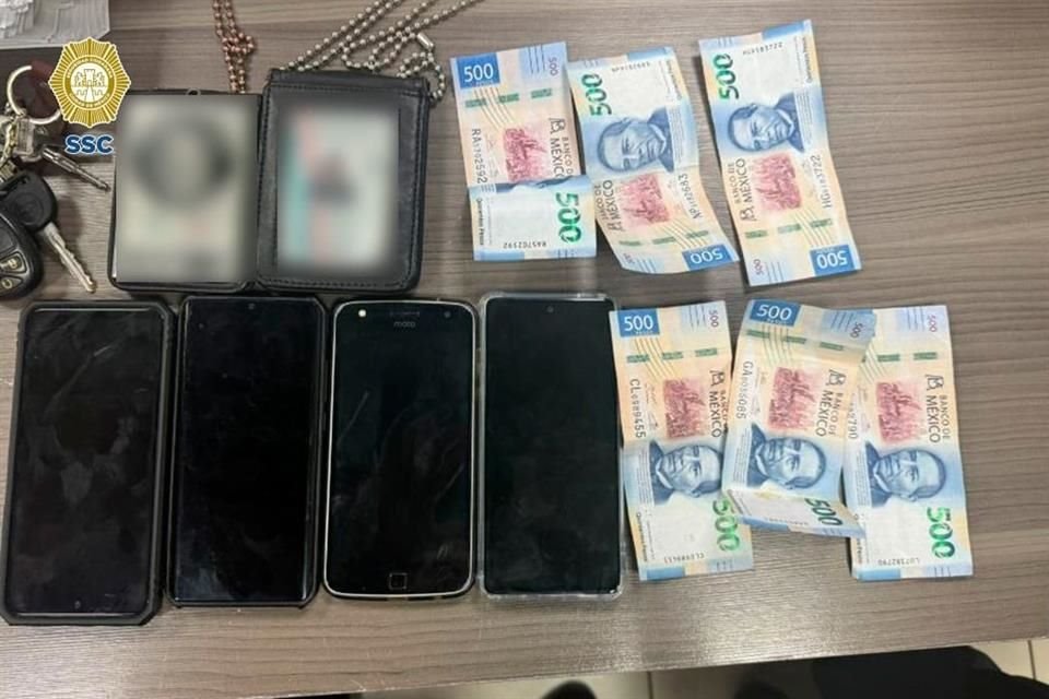 A los extorsionadores, les aseguraron dinero, cuatro celulares y las dos credenciales.