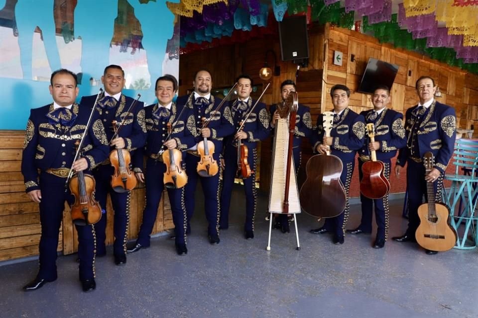 'El domingo se tiene que romper el récord y tiene que ver la gente que el mariachi está vivo y que es la esencia de México', dijo José Montesinos.