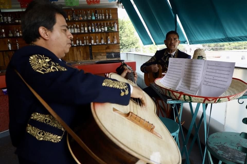 Actualmente, el récord en el mundo es de 700 mariachis, de acuerdo con la Cámara Nacional de Comercio, Servicios y Turismo.