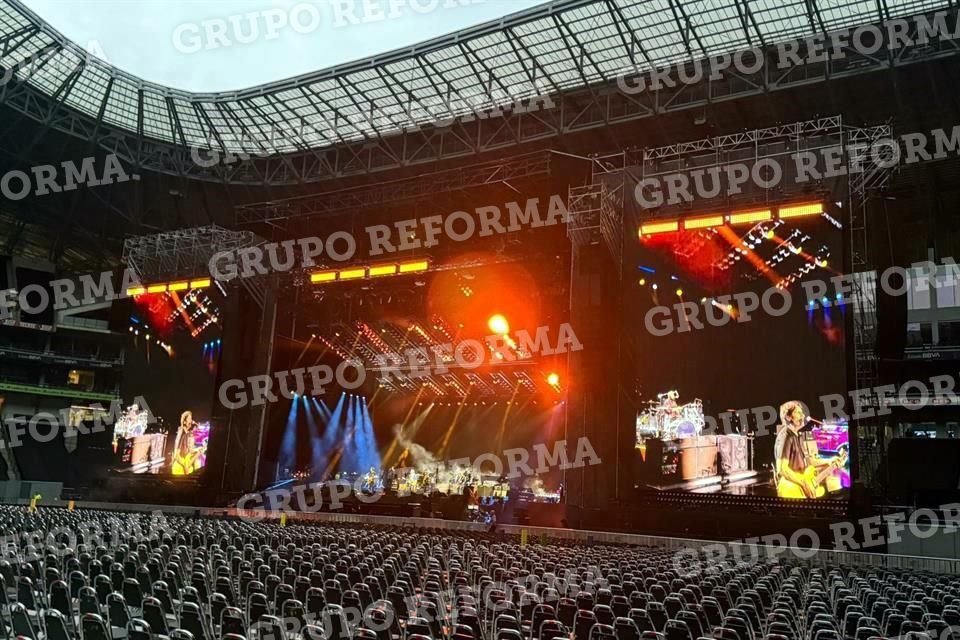 Paul McCartney llegó al Estadio de Rayados para realizar las pruebas de sonido, horas antes del concierto que brindará esta noche en Monterrey.