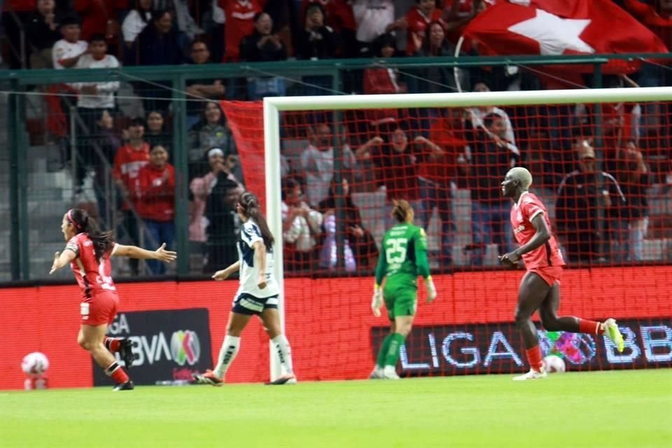 Cinthya Peraza celebra la única anotación en el partido.