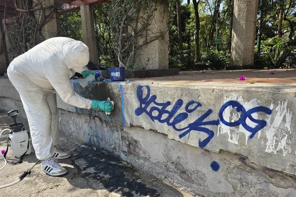 Una cuadrilla aplicaba un químico removedor especializado para retirar la pintura con la que se dañó el Foro. 