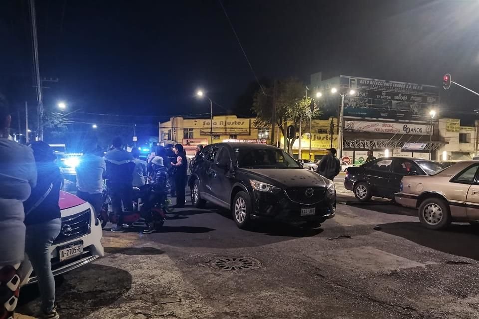 Las versiones en el lugar señalaron que la mujer que conducía la camioneta labora en la Fiscalía General de Justicia de la Ciudad de México y que se pasó el alto. 
