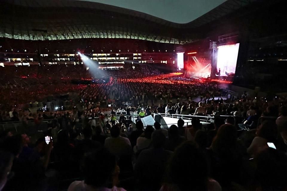 Más de 49 mil asistentes abarrotaron el Estadio de los Rayados para aplaudir a su ídolo.