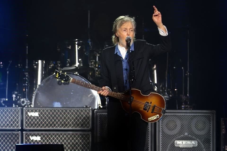 Inolvidable y mágica fue la noche que Paul McCartney les regaló a los miles de fans que lo ovacionaron ayer en su primera e histórica visita a Monterrey.