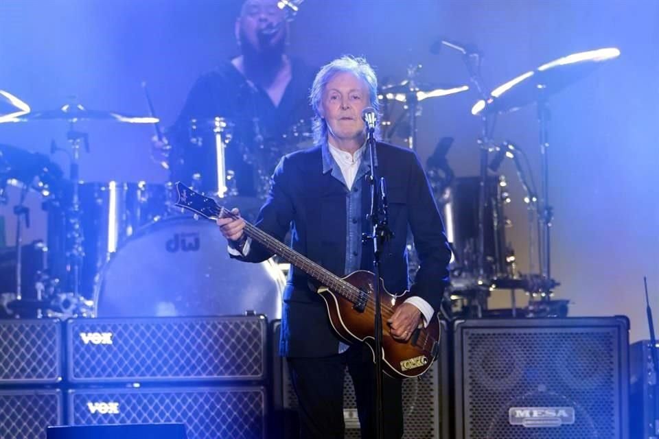 Inolvidable y mágica fue la noche que Paul McCartney les regaló a los miles de fans que lo ovacionaron ayer en su primera e histórica visita a Monterrey.