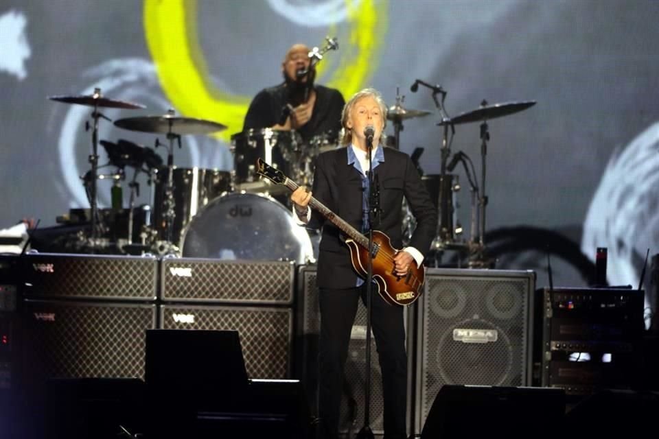 Inolvidable y mágica fue la noche que Paul McCartney les regaló a los miles de fans que lo ovacionaron ayer en su primera e histórica visita a Monterrey.