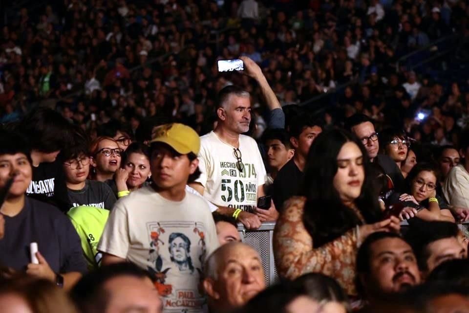 El cantante ganador de múltiples premios Grammy tiene fans de todas las edades, y el show en el Estadio de los Rayados fue una celebración multigeneracional de su talento.