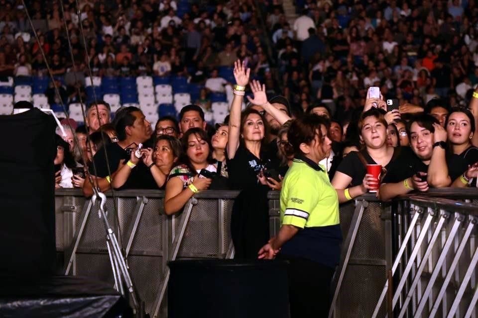 El cantante ganador de múltiples premios Grammy tiene fans de todas las edades, y el show en el Estadio de los Rayados fue una celebración multigeneracional de su talento.