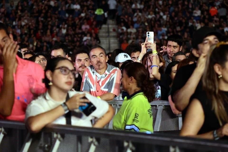 El cantante ganador de múltiples premios Grammy tiene fans de todas las edades, y el show en el Estadio de los Rayados fue una celebración multigeneracional de su talento.