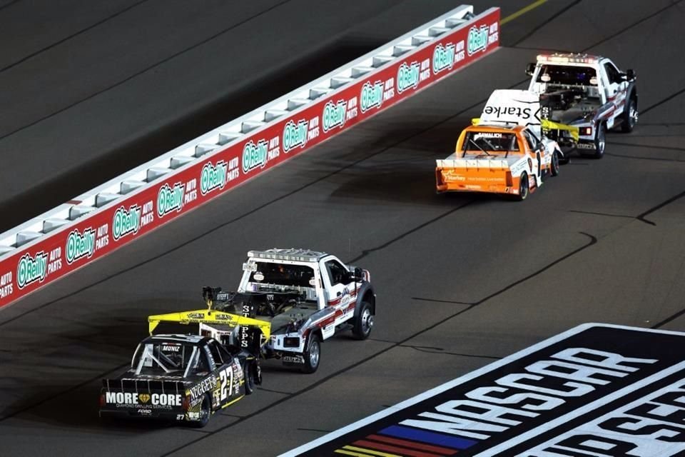 La carrera se llevó a cabo el viernes en Phoenix, Estados Unidos, varios camiones en la pista se vieron involucrados en el choque, Frankie tras el impacto fue captado en video cojeando y encorvado.