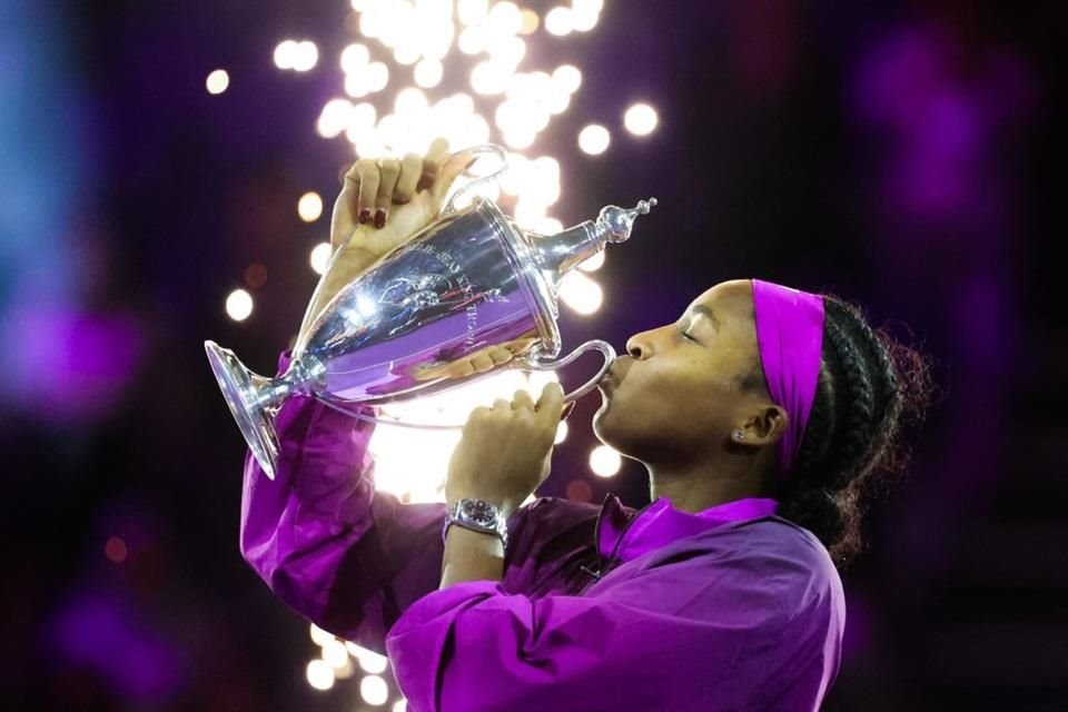 Coco Gauff ganó las Finales de la WTA por primera vez al remontar y vencer 3-6, 6-4 y 7-6 (2) a la campeona olímpica Zheng Qinwen.