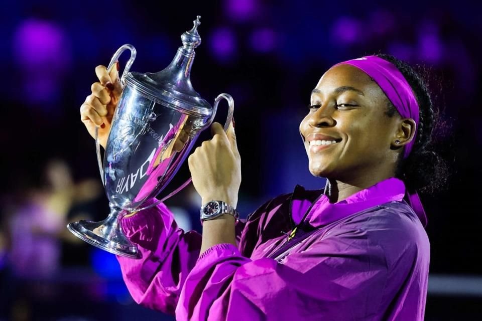 Coco Gauff ganó las Finales de la WTA por primera vez al remontar y vencer 3-6, 6-4 y 7-6 (2) a la campeona olímpica Zheng Qinwen.