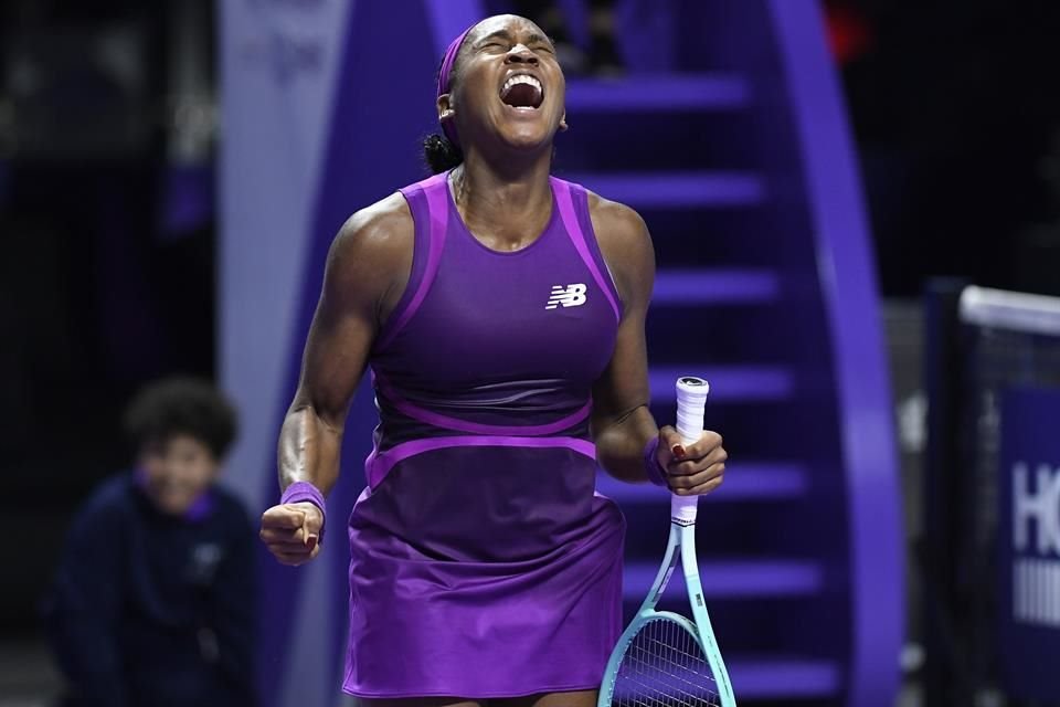 Coco Gauff ganó las Finales de la WTA por primera vez al remontar y vencer 3-6, 6-4 y 7-6 (2) a la campeona olímpica Zheng Qinwen.