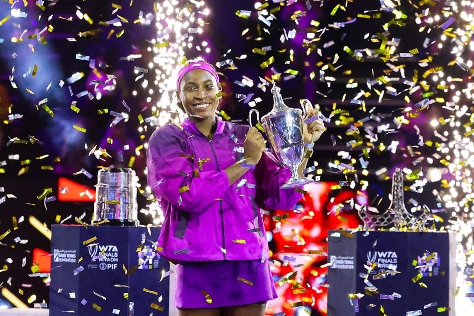 Coco Gauff ganó las Finales de la WTA por primera vez al remontar y vencer 3-6, 6-4 y 7-6 (2) a la campeona olímpica Zheng Qinwen.