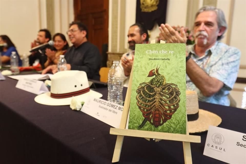 Mardonio Carballo presentó su nuevo libro 'Chén che re', un poemario trilingüe sobre la naturaleza y las lenguas originarias.