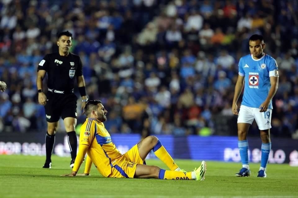 Gignac salió lesionado en el primer tiempo.